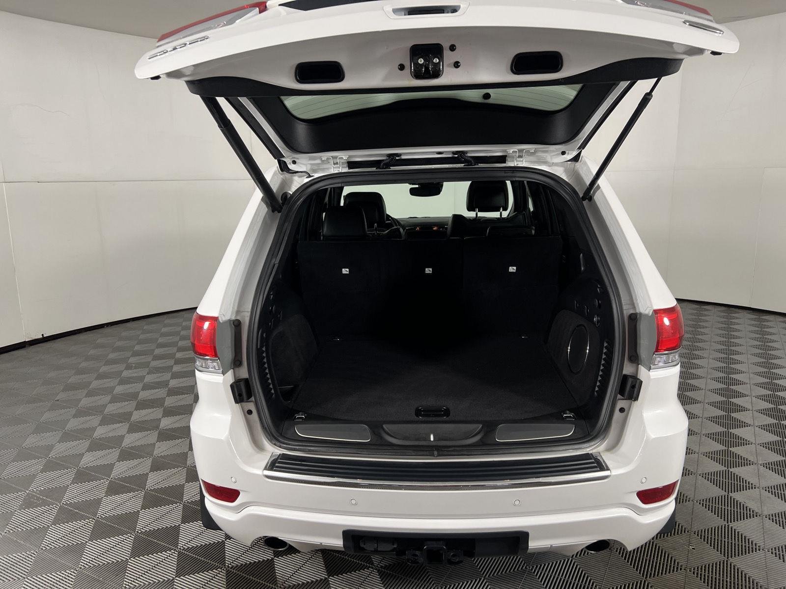 Used 2019 Ivory 3-Coat Jeep Overland image 38