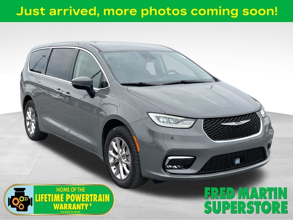2023 Chrysler Pacifica Touring L AWD's photo