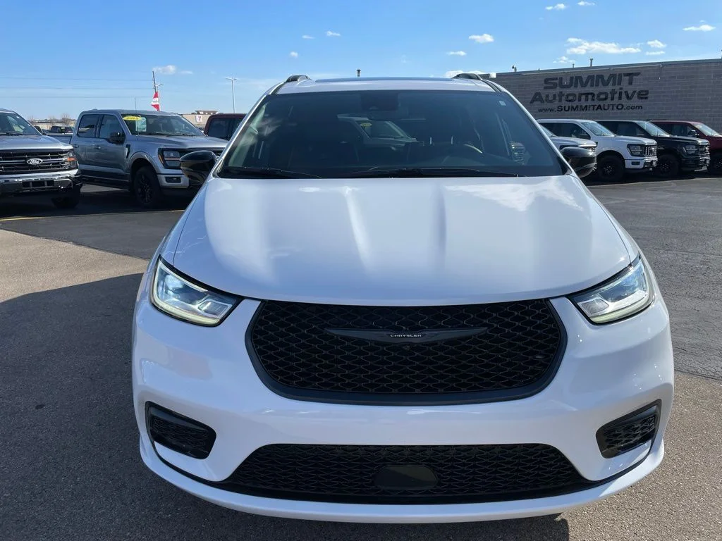Used 2025 Bright White Clearcoat Chrysler Limited image 27