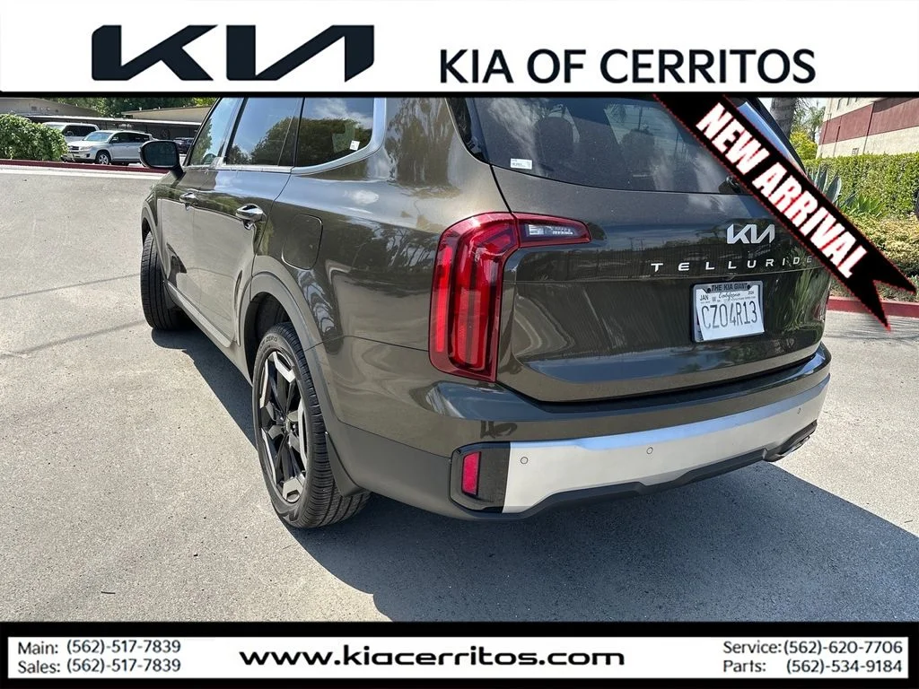 Certified Used 2024 Green Kia S image 3