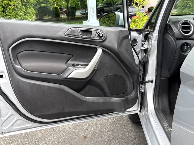 Used 2013 Ingot Silver Metallic Ford SE image 23