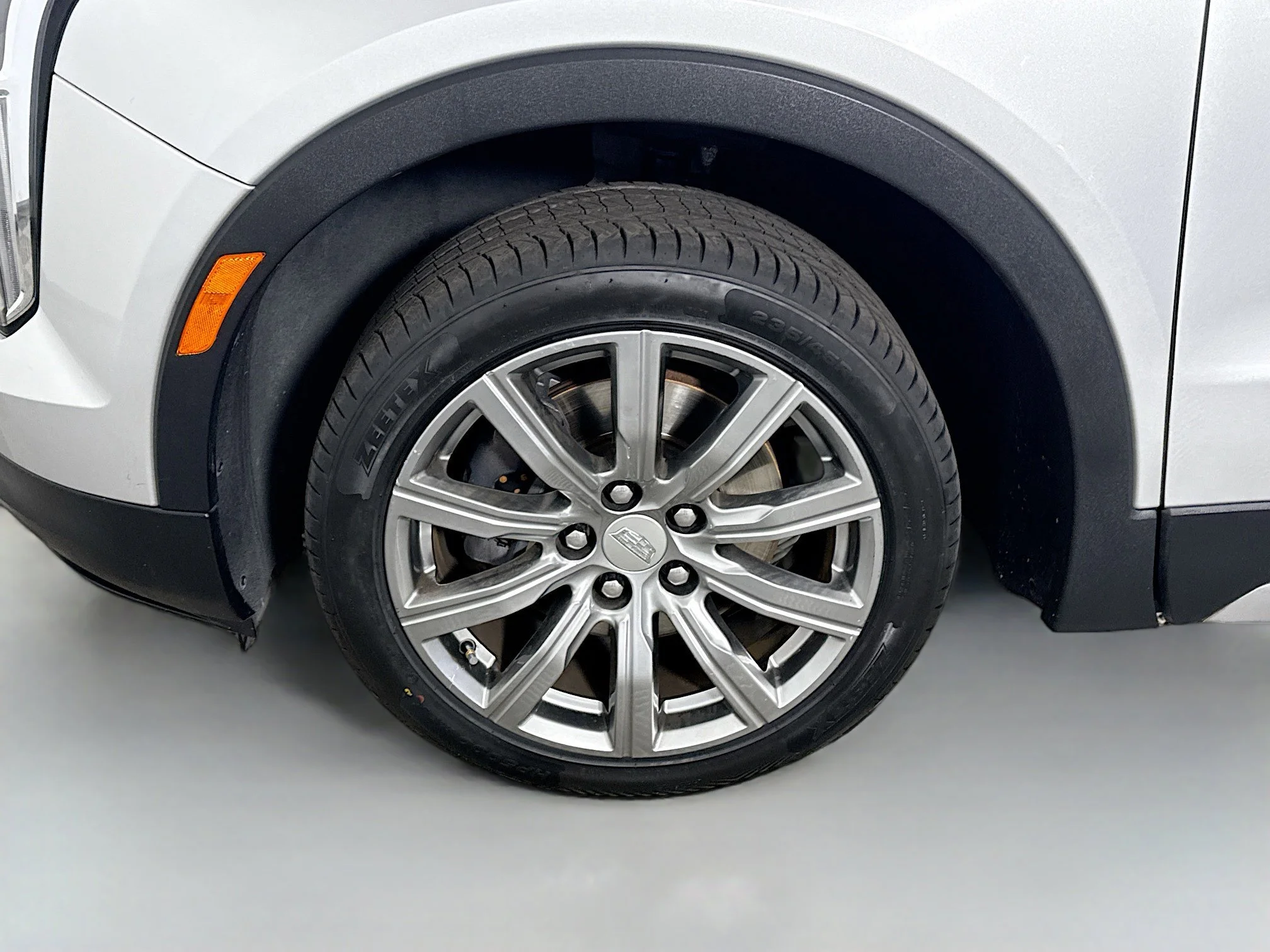 Used 2019 Radiant Silver Metallic Cadillac FWD Premium Luxury image 34