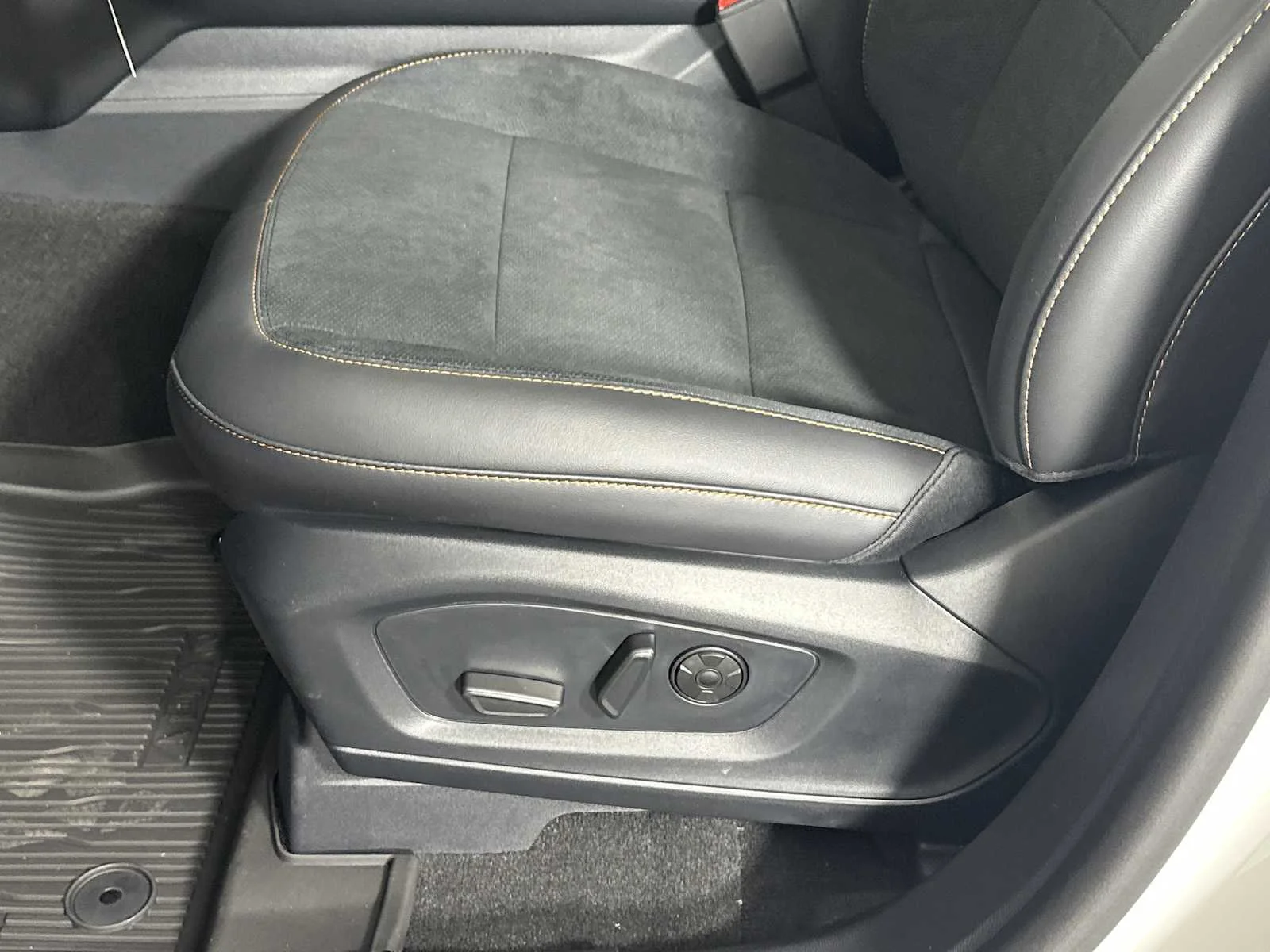 New 2026 Star White Metallic Tri-Coat Ford Tremor image 9