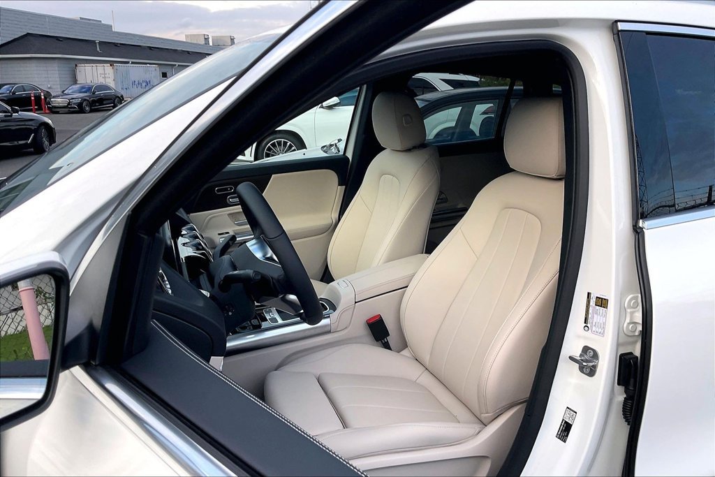 New 2026 White Mercedes-Benz GLA 250 image 9
