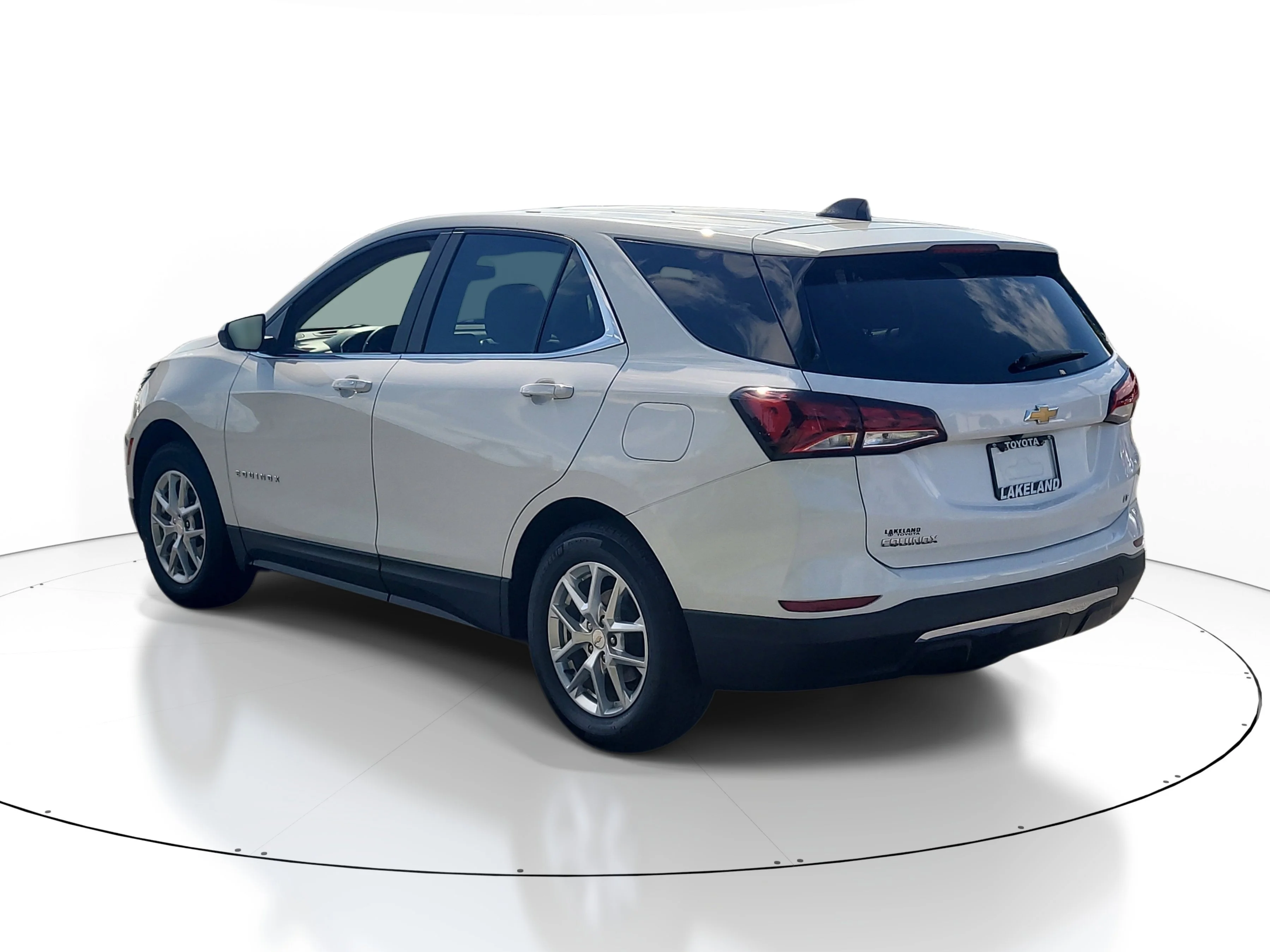 Used 2024 Summit White Chevrolet LT image 3