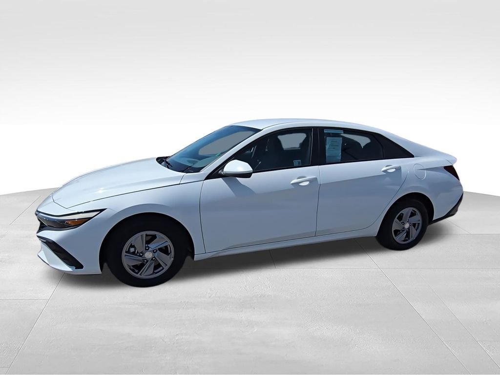 Used 2025 White Hyundai SE image 6