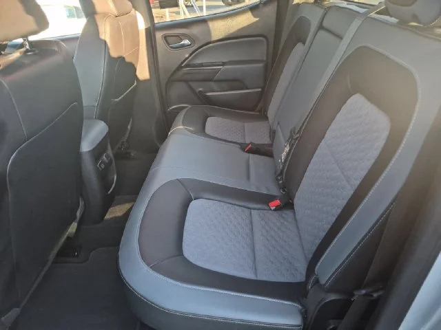 Used 2015 Silver Chevrolet Z71 image 28