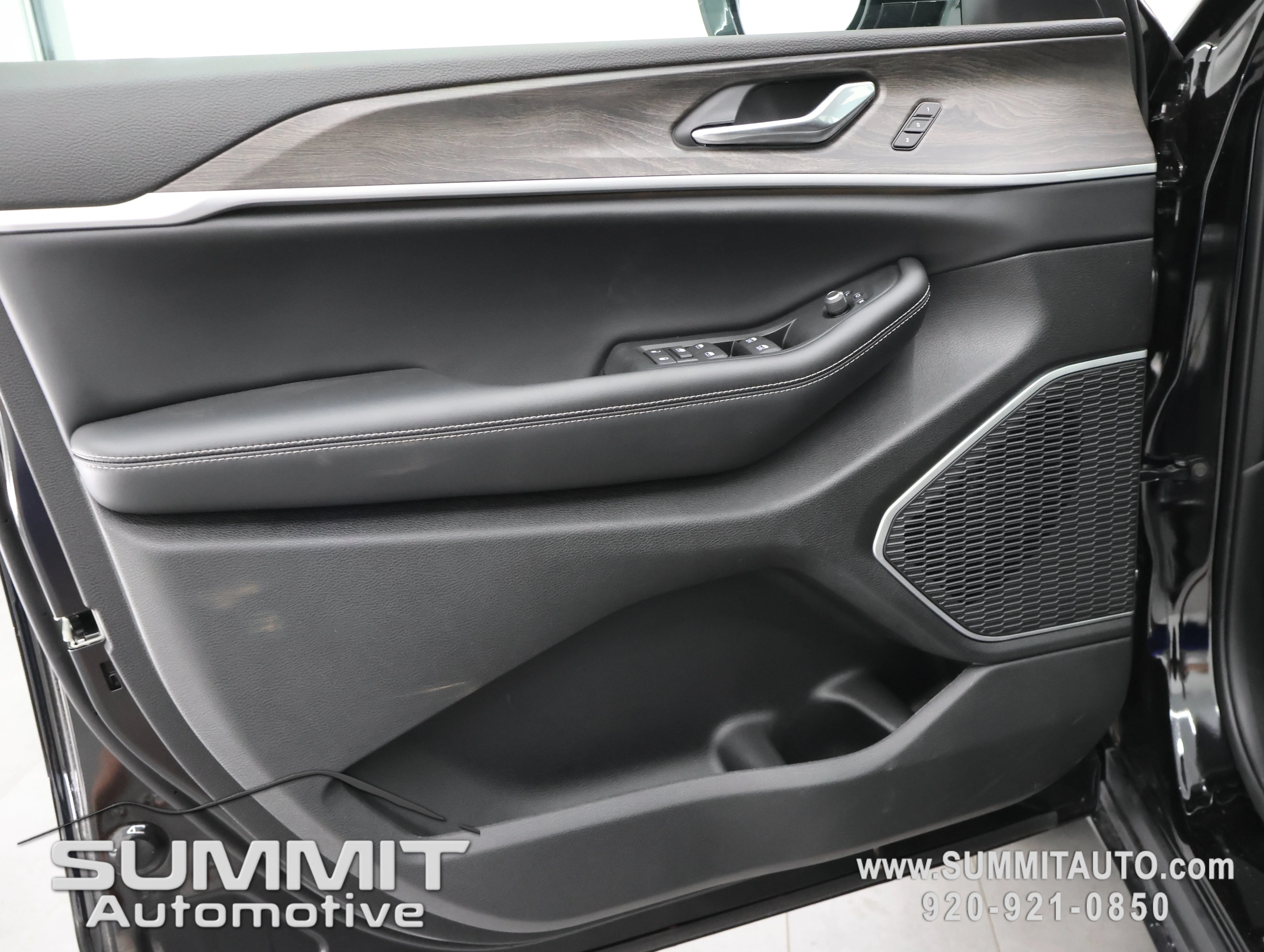 New 2026 Diamond Black Crystal Pearl-Coat Exterior Paint Jeep Limited image 45