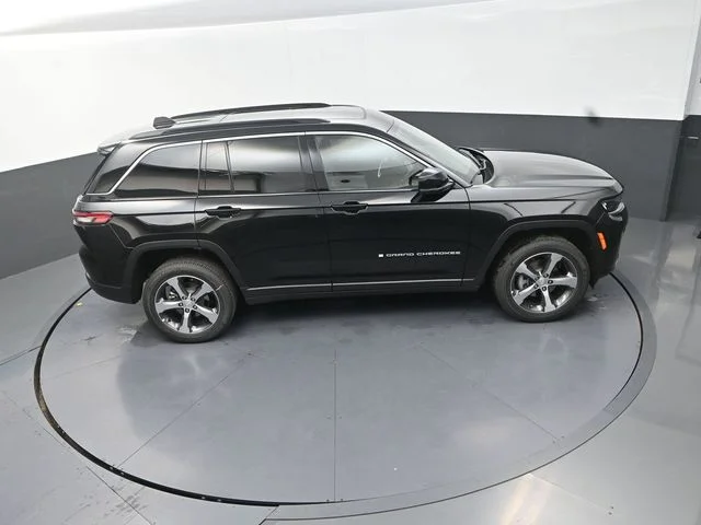 New 2026 Diamond Black Crystal Pearlcoat Jeep Limited image 18