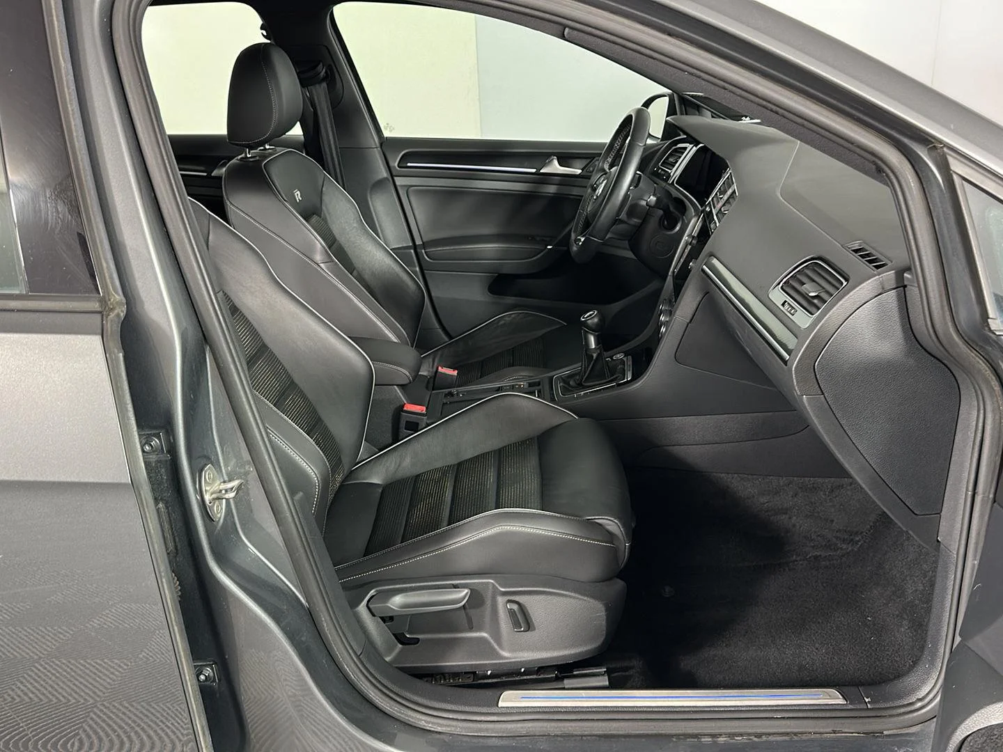 Used 2019 Indium Gray Metallic Volkswagen 4Motion image 25