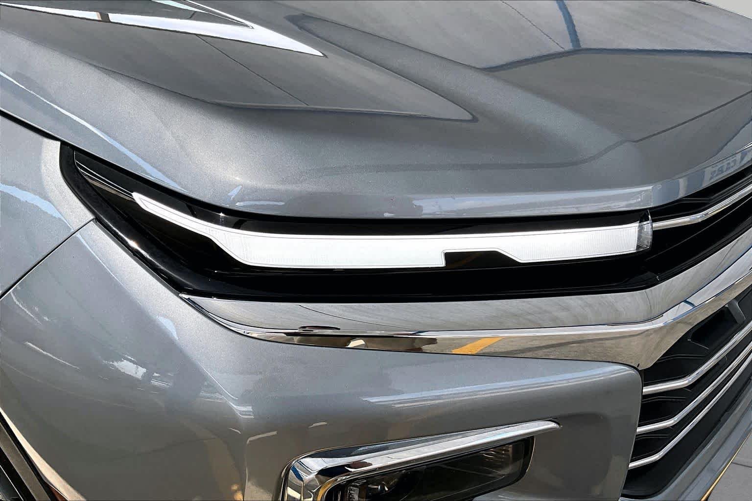 Used 2025 Sterling Gray Metallic Chevrolet FWD LT image 27