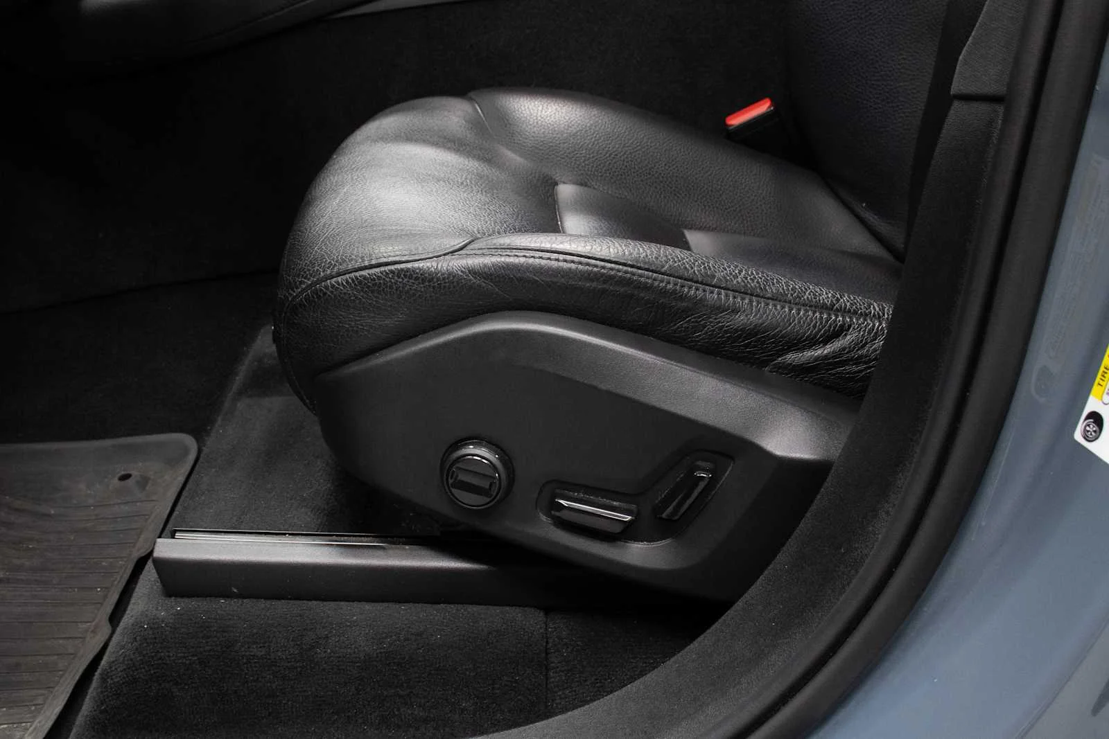 Used 2022 Thunder Grey Metallic Volvo Momentum image 14