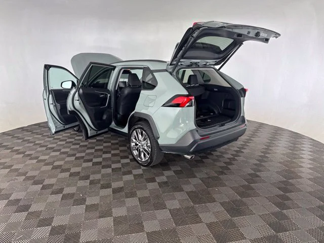 Used 2020 Gray Toyota XLE Premium image 19
