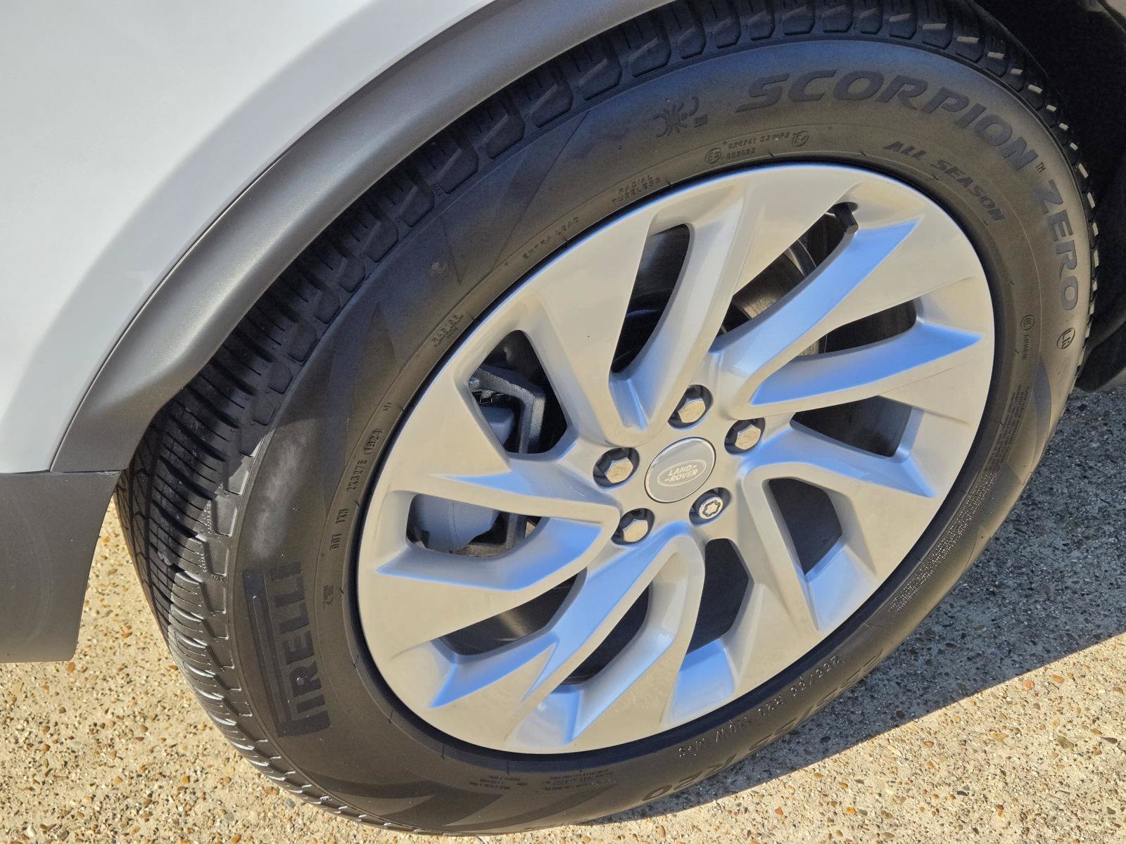 Used 2025 Fuji White Land Rover S image 5