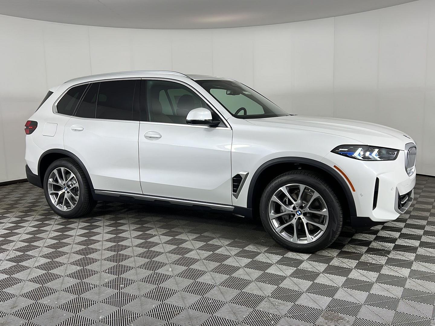 New 2026 Mineral White Metallic BMW xDrive40i image 15