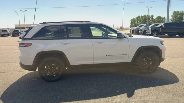 Used 2024 White Jeep Altitude image 9