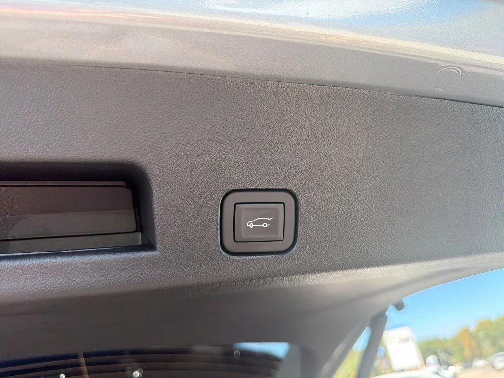 New 2027 Sterling Metallic GMC AT4 image 31