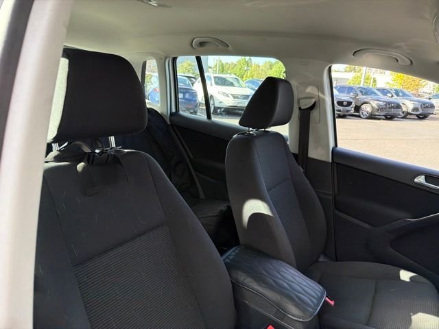 Used 2017 White Volkswagen 2.0T image 9