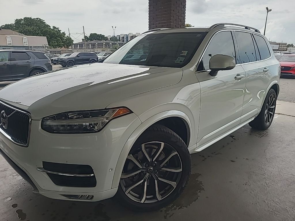 2018 Volvo XC90 T6 AWD Momentum's photo