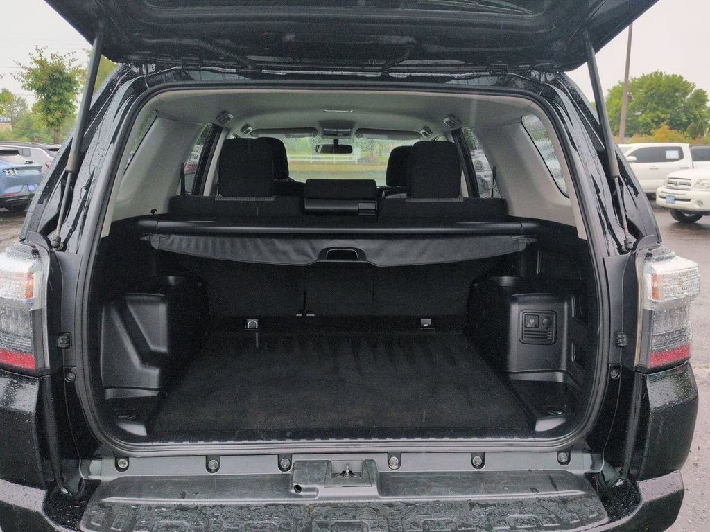 Used 2016 Midnight Black Metallic Toyota SR5 image 24