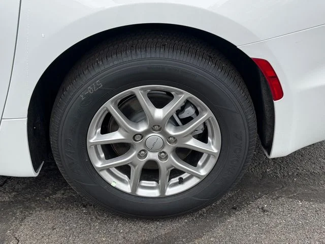 New 2027 Bright White Clear-Coat Exterior Paint Chrysler Select image 11