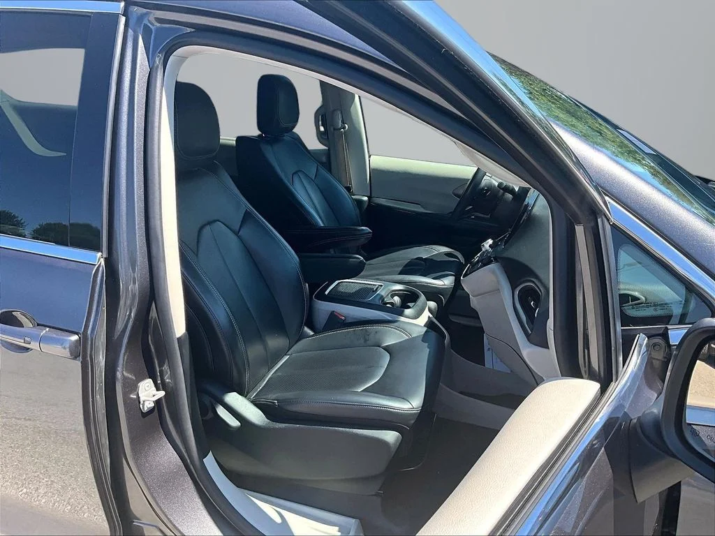 Used 2023 Gray Chrysler Touring L image 8