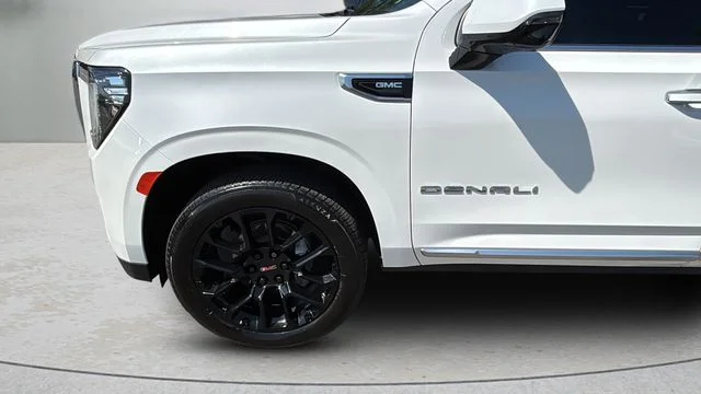 Used 2023 White GMC Denali image 39