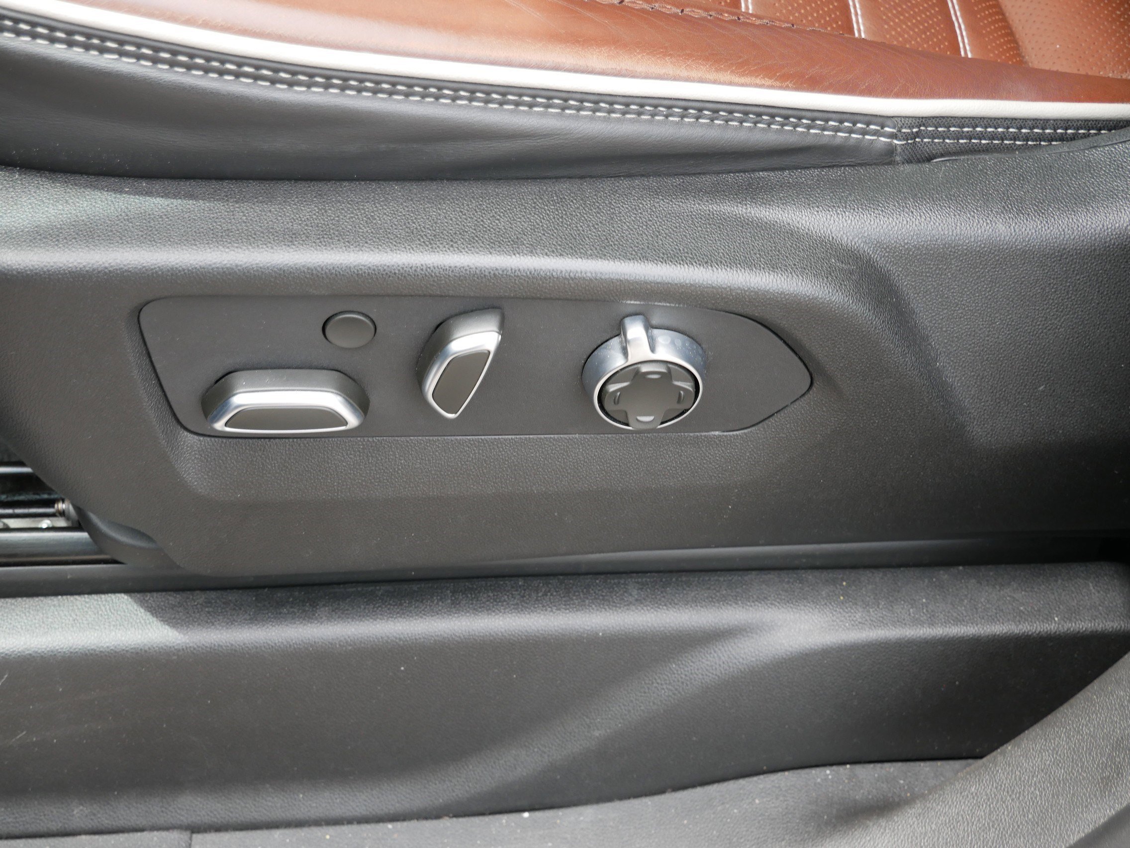 2024 GMC Yukon Denali Ultimate - Photo 21