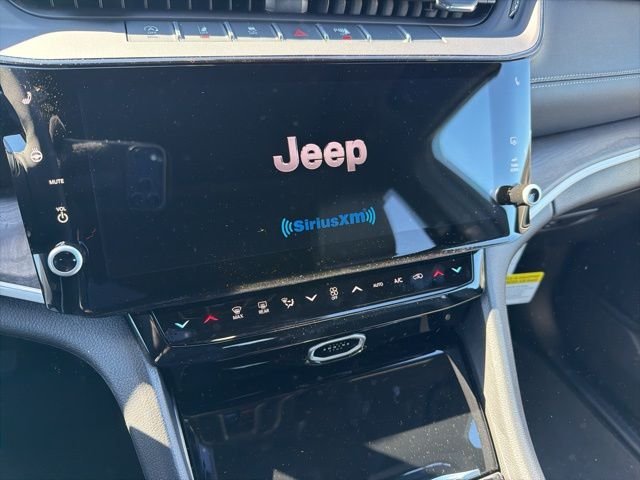 New 2026 Bright White Clear-Coat Exterior Paint Jeep Altitude image 21