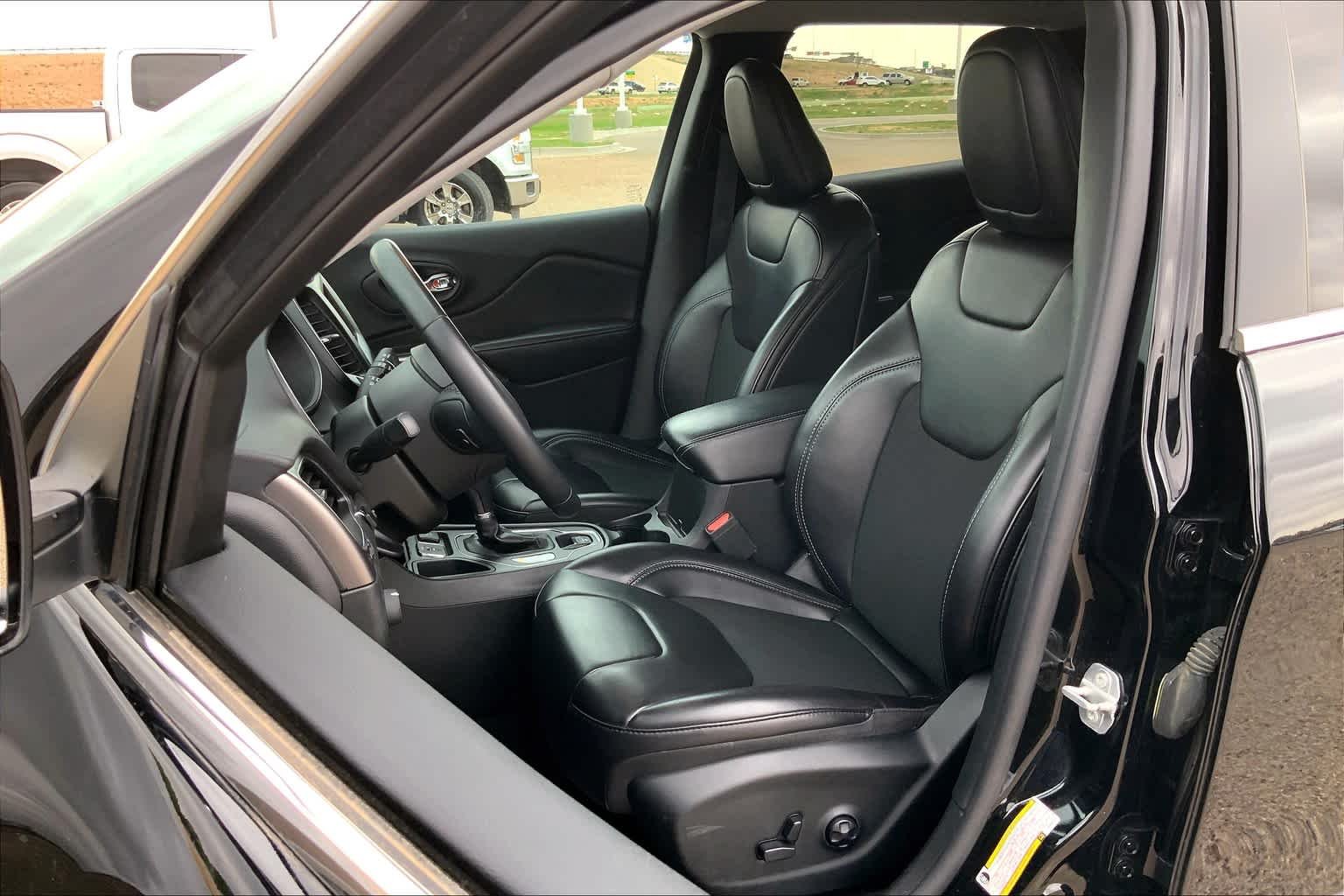 Used 2019 Diamond Black Crystal Pearlcoat Jeep Latitude Plus image 8