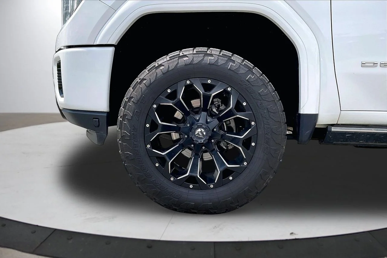 Used 2021 White GMC Denali image 35