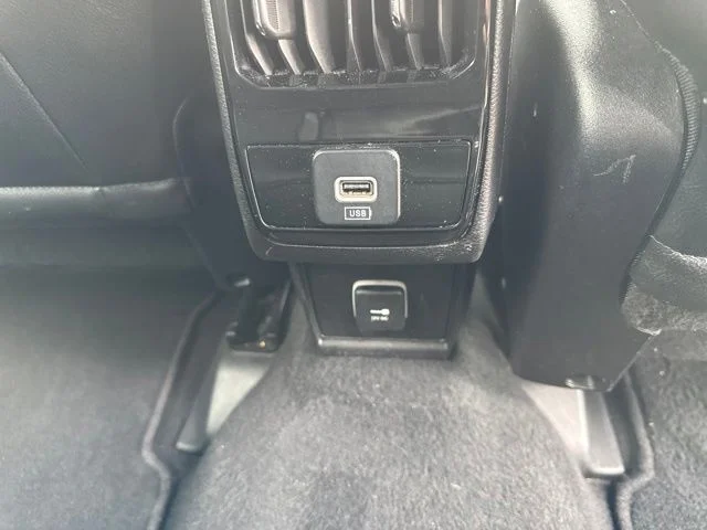 Used 2024  Jeep Latitude image 24