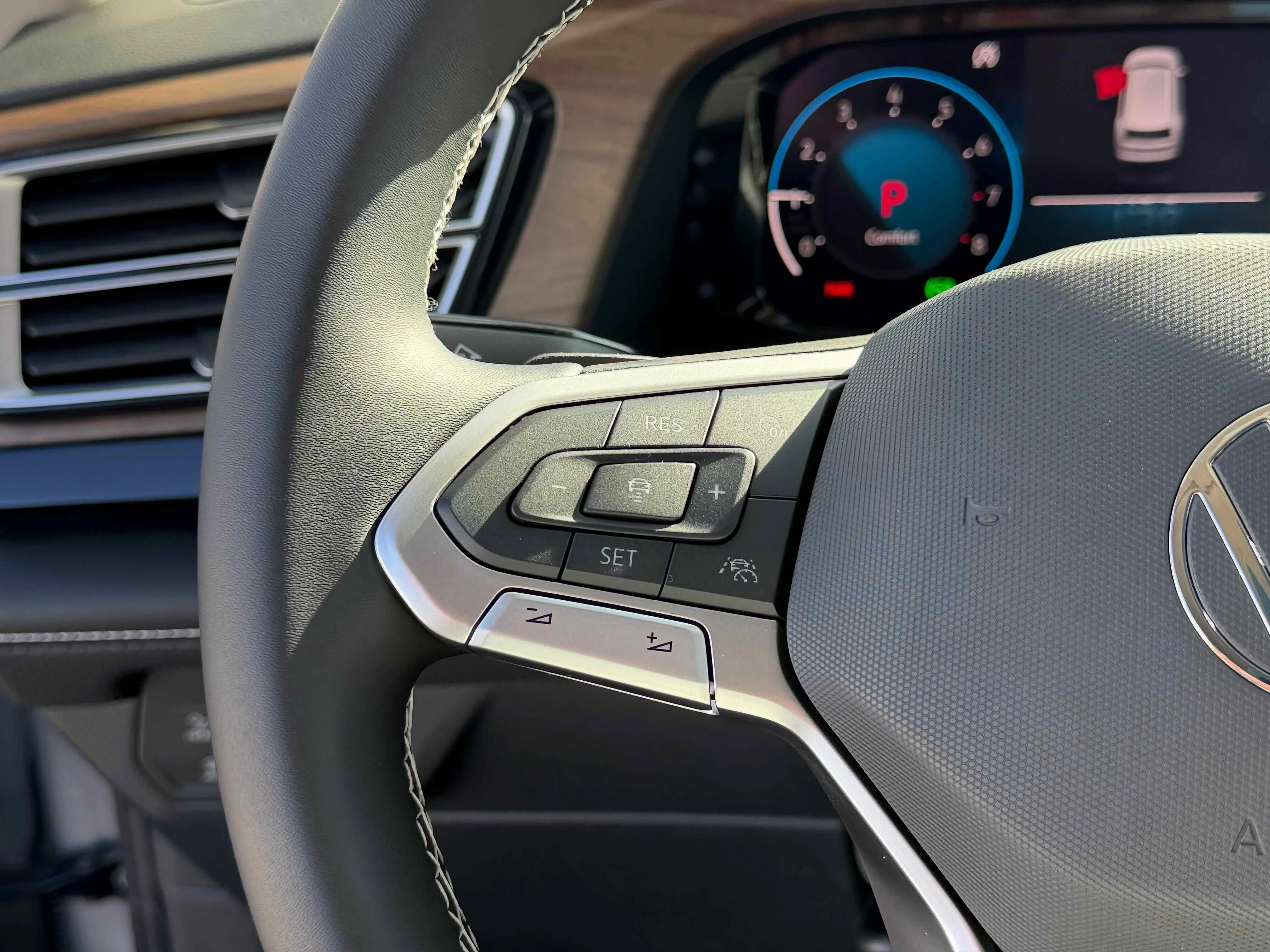 New 2026 Silver Mist Volkswagen 2.0T SE w/Technology image 17