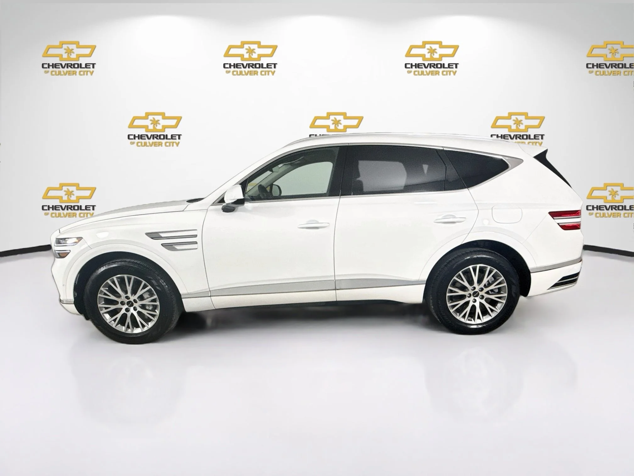 Used 2025 White Genesis 2.5T Standard image 5