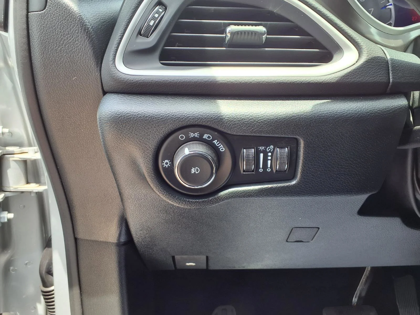 Used 2026 Silver Mist Clearcoat Chrysler Select image 12