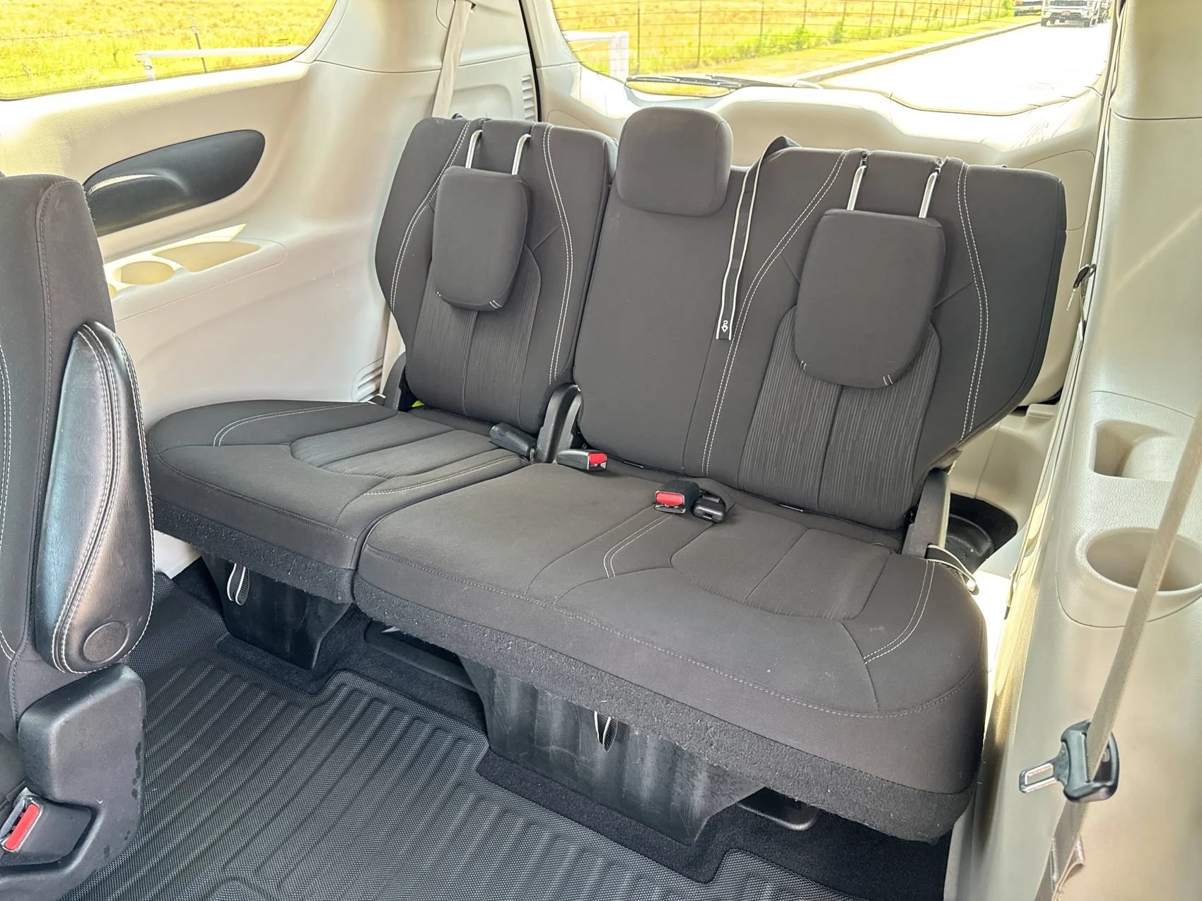 Used 2022 Silver Mist Clearcoat Chrysler LX image 23