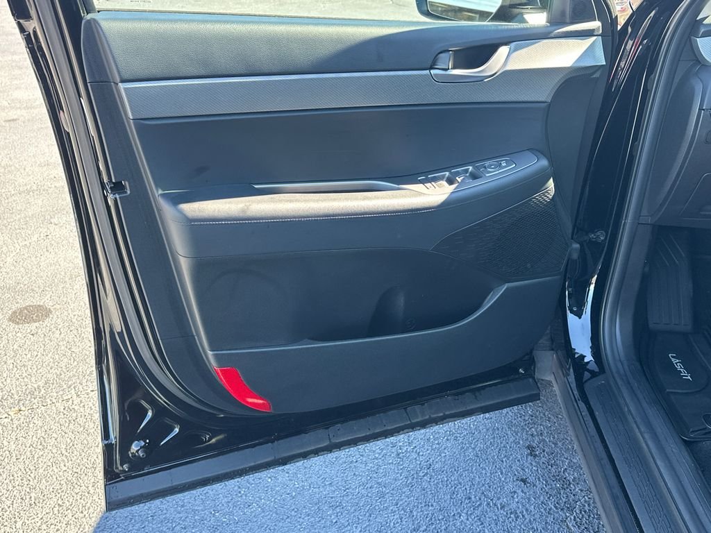 Used 2025 Black Hyundai SE image 10