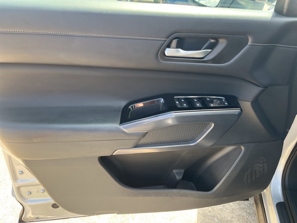 Used 2023 Silver Nissan SL image 11