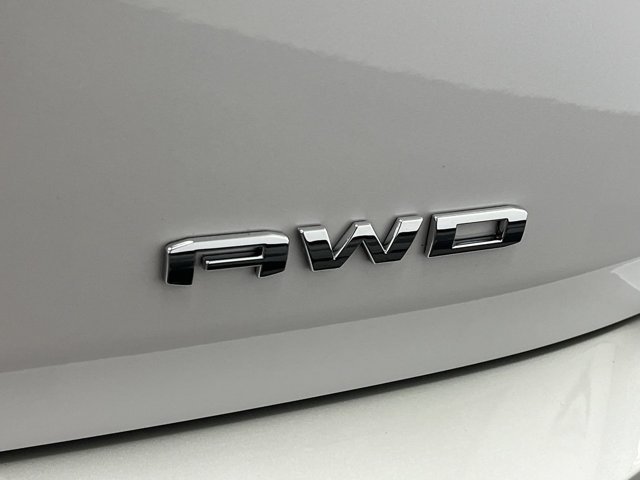Used 2024 White Frost Tricoat GMC Denali image 36