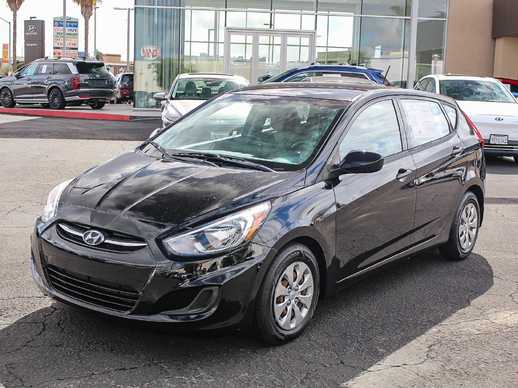 Used 2016 Black Hyundai SE image 3