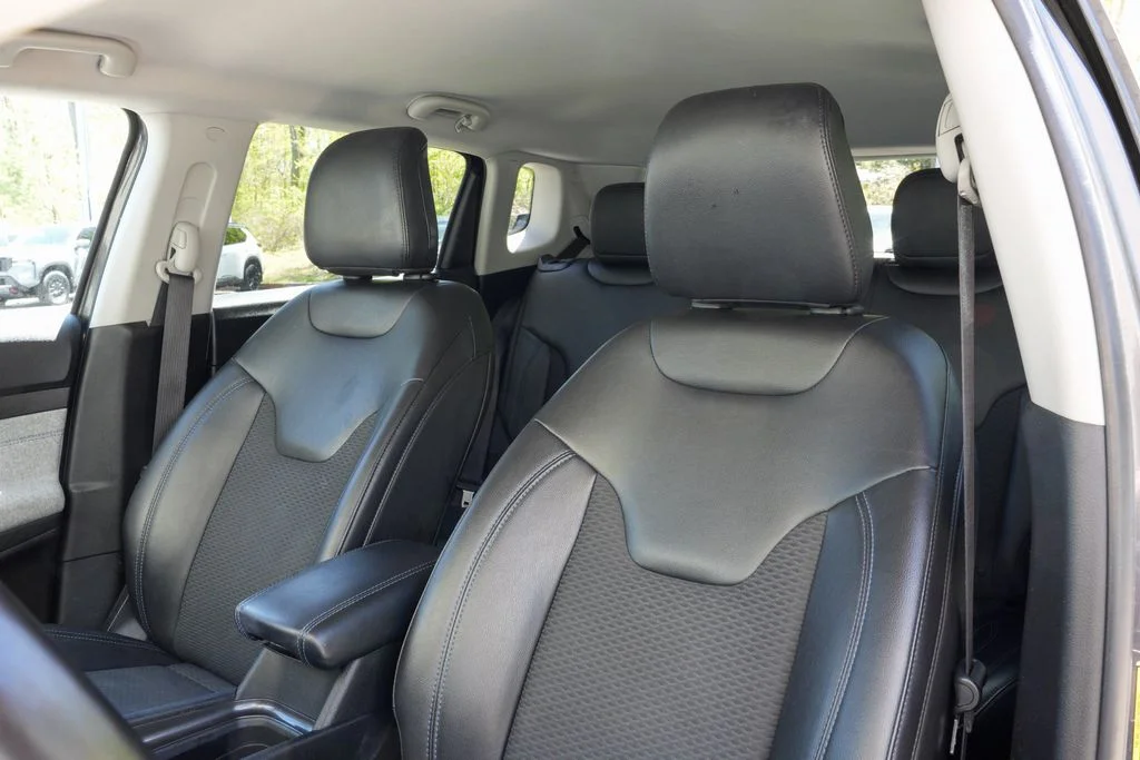 Used 2022 Gray Jeep Latitude image 37