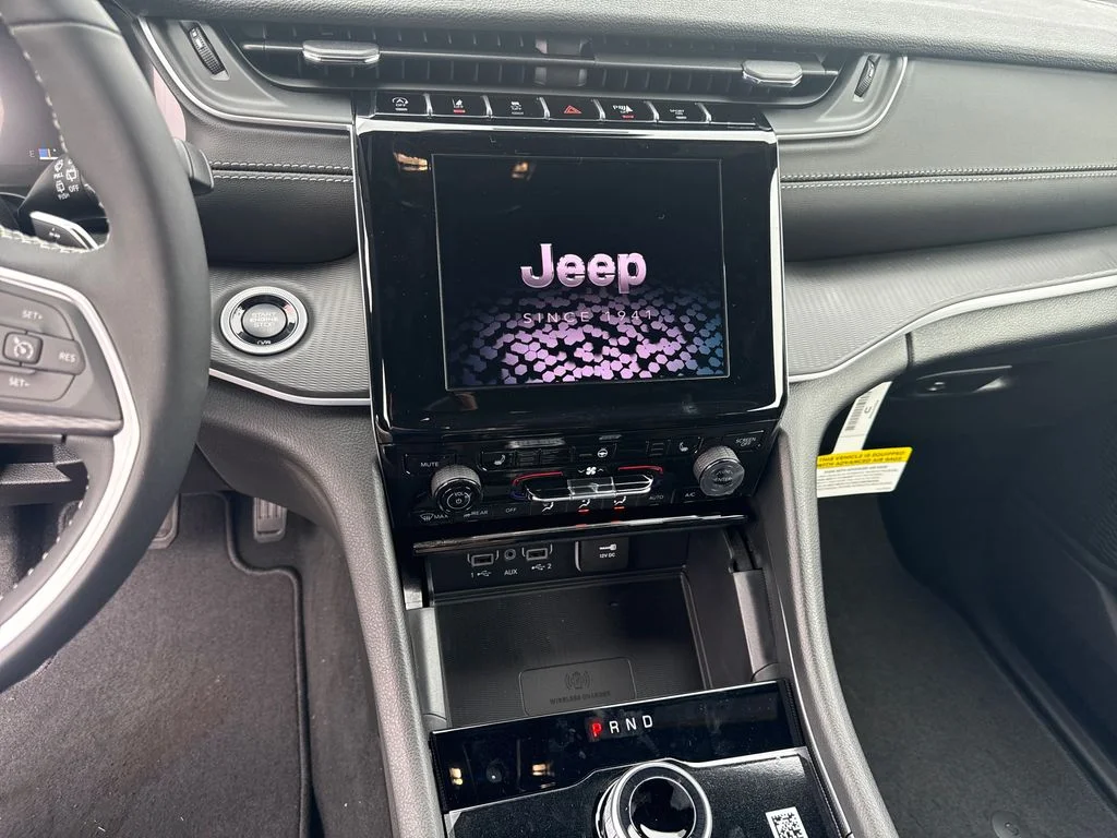 New 2026 Bright White Clear-Coat Exterior Paint Jeep Laredo X image 22