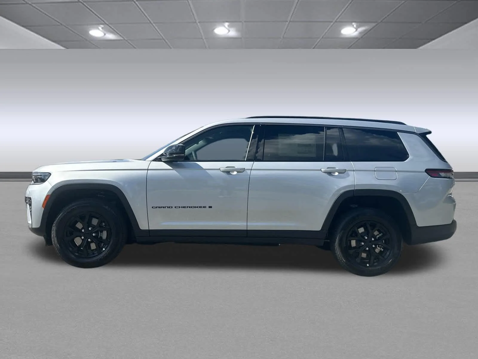 New 2026 Silver Zynith Exterior Paint Jeep Laredo Altitude image 2