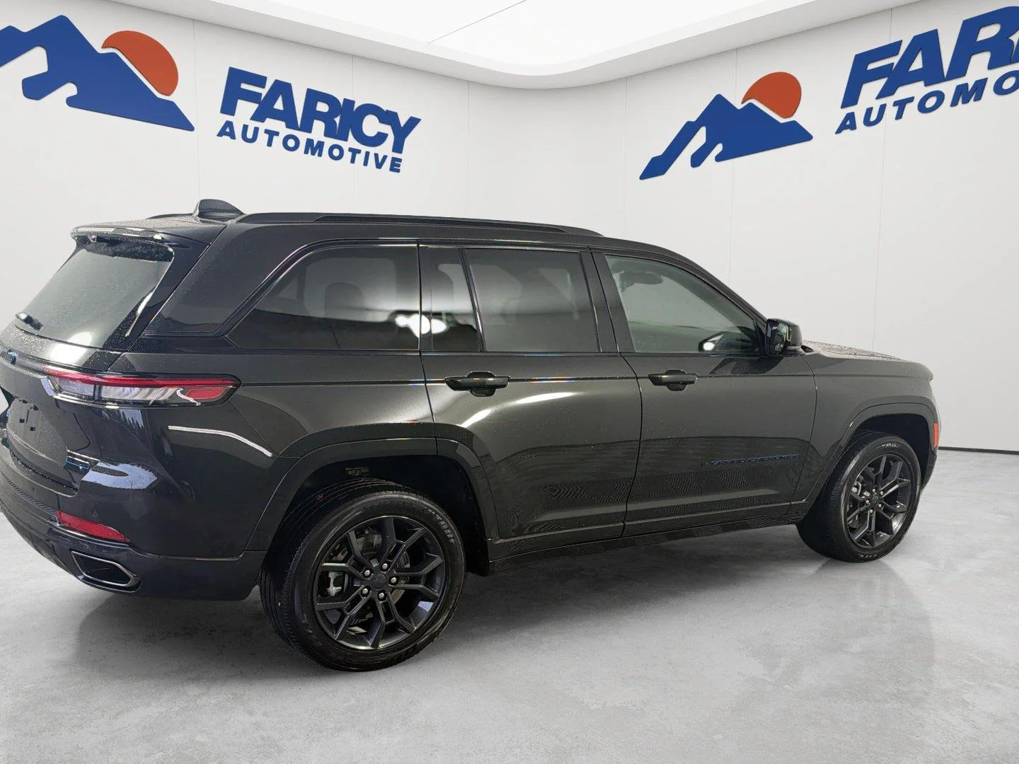 Used 2023 Rocky Mountain Pearlcoat Jeep 30th Anniversary image 5