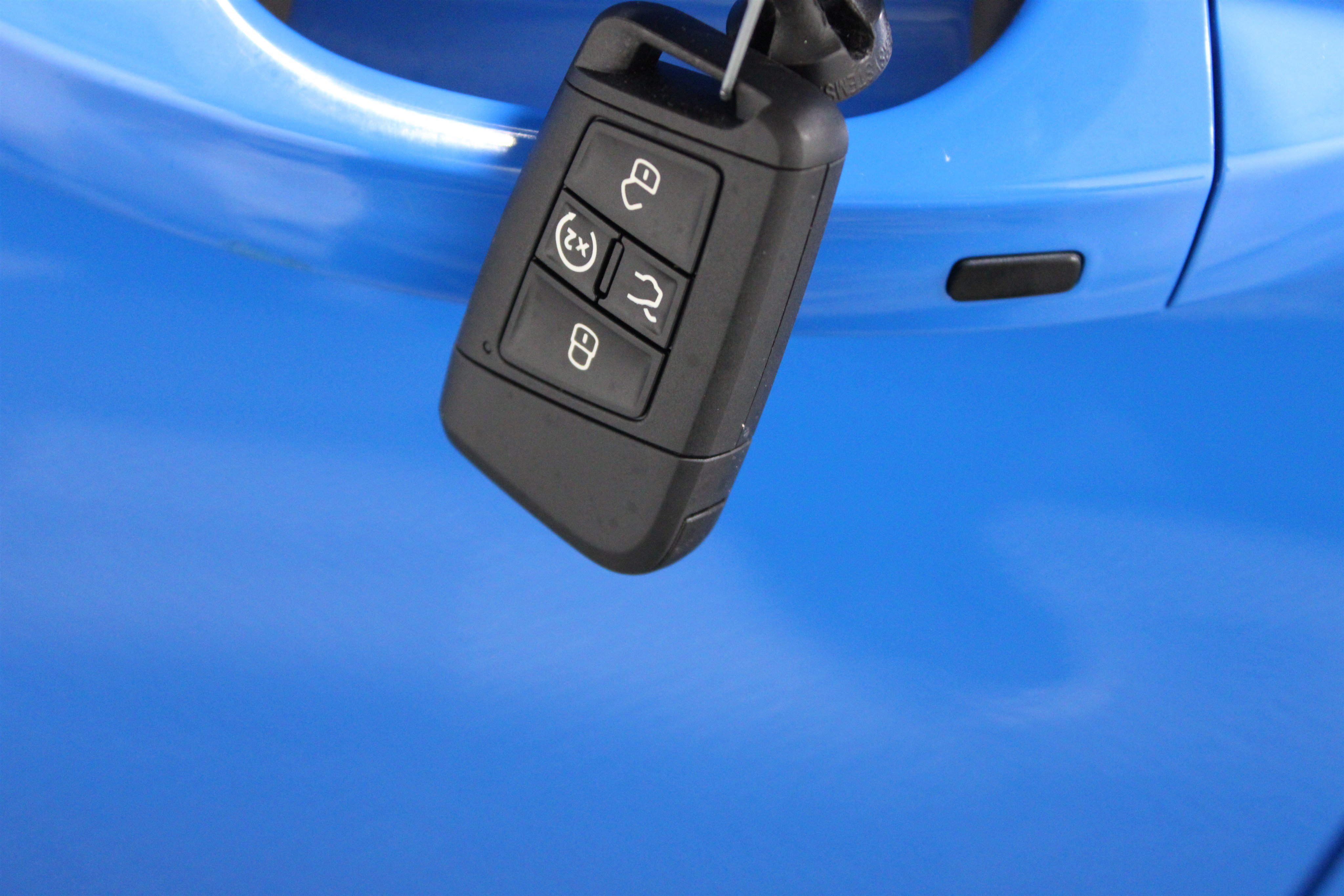 Used 2022 Blue Volkswagen SE image 18