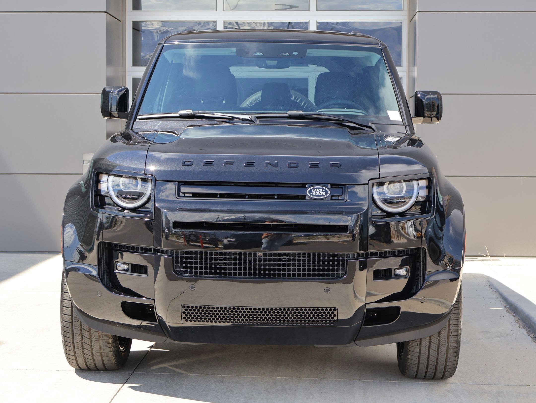 New 2026 Santorini Black LAND ROVER P400 X-Dynamic SE image 2