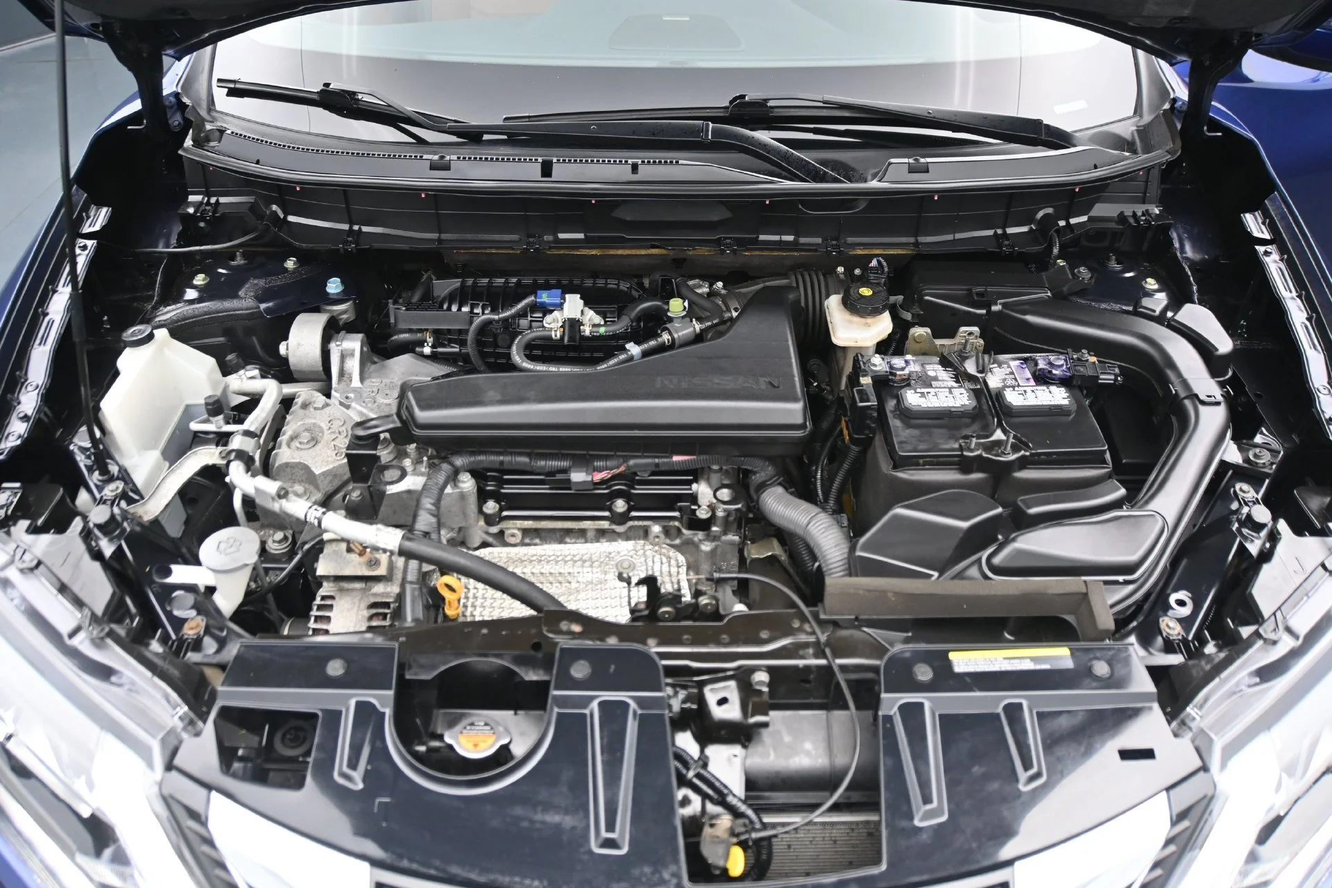 Used 2017 Caspian Blue Nissan SL image 31
