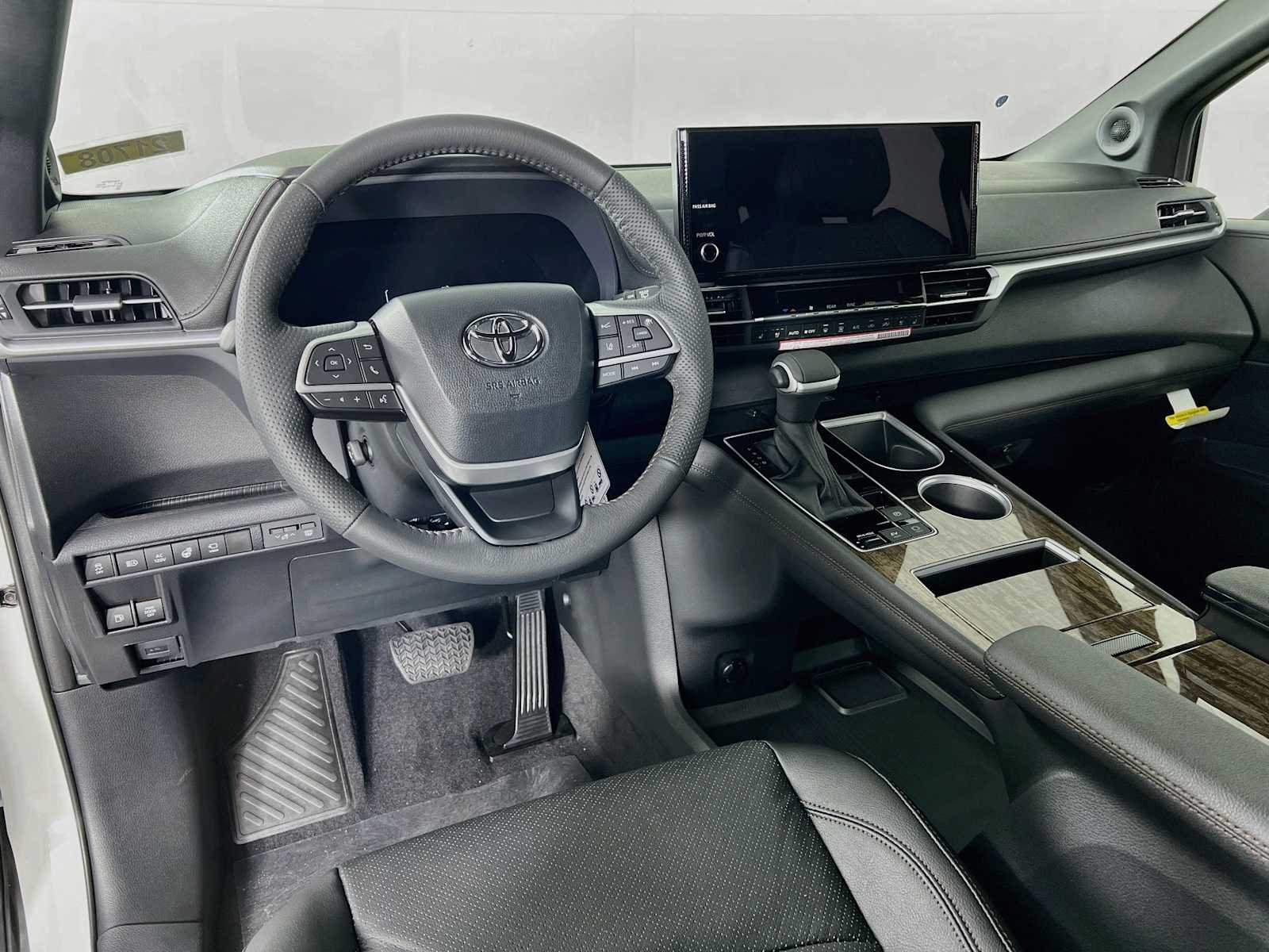 New 2026 Wind Chill Pearl Toyota Platinum image 7