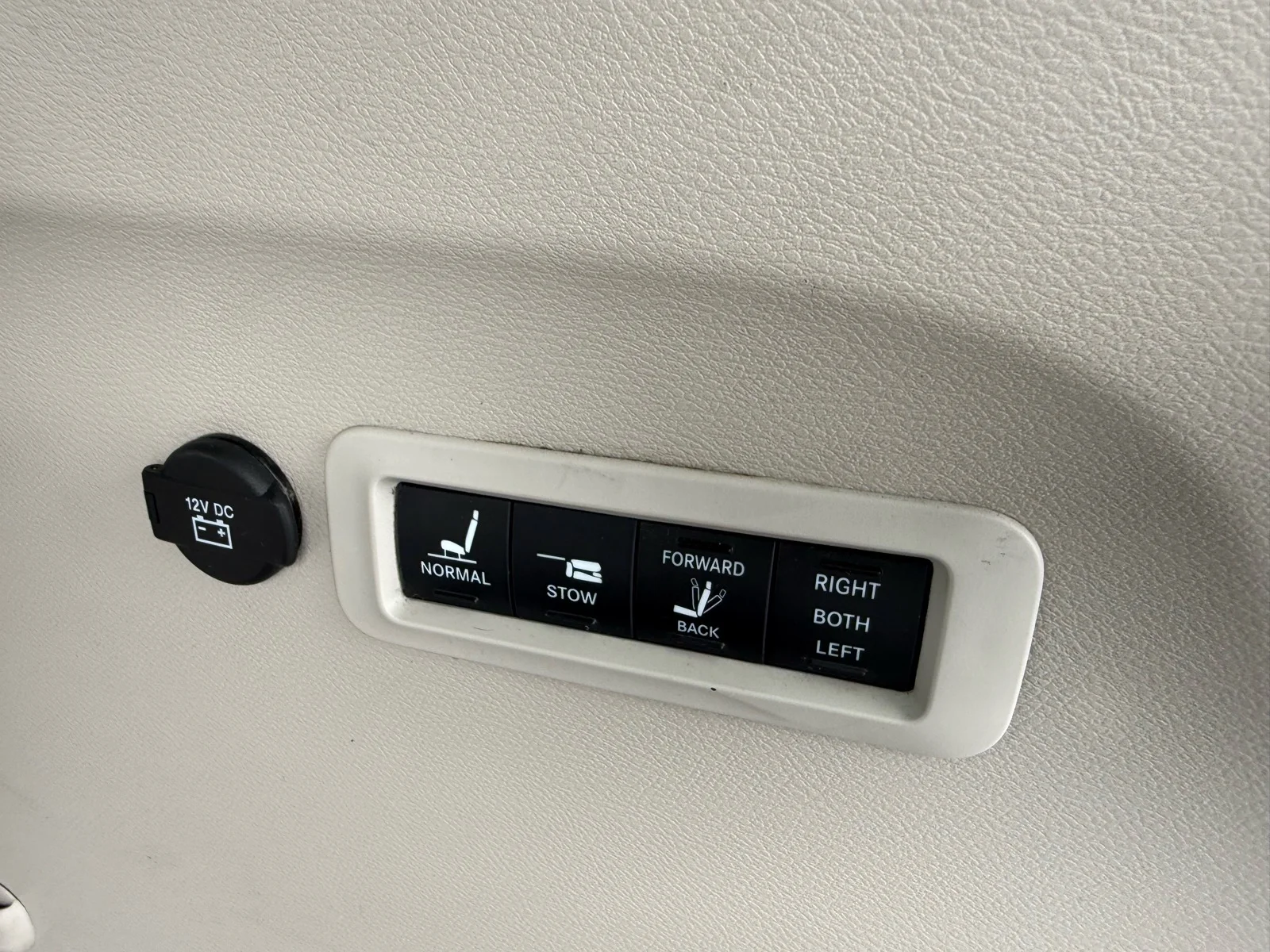 Used 2020  Chrysler Limited image 18