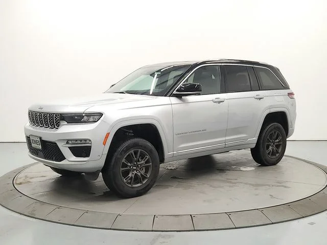 Used 2023 Silver Jeep Summit image 3